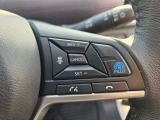 プロパイロットスイッチをONにして走行スピードを設定するだけで、ステアリングを自動制御で車線中央走行をキープ。車間距離をキープ。急な割り込みにもブレーキ操作なしでスピードをコントロール。