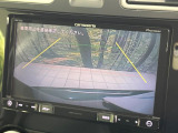 【バックカメラ】駐車時に後方がリアルタイム映像で確認できます。大型商業施設や立体駐車場での駐車時や、夜間のバック時に大活躍!運転スキルに関わらず、今や必須となった装備のひとつです!