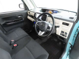 シンプルで使いやすいデザインの運転席です。