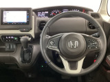 【ハンドル】運転にかかわる様々な操作を安全に行えるように視点移動が少なく操作性に配慮されたスイッチ類が凝縮されたコックピットです。