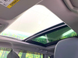 【サンルーフ】開放感たっぷりの希少装備、サンルーフが装着されています!車内に明かりを取り入れたり景色を楽しむ以外にも、車内の空気も簡単に換気できて快適です!