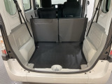商用車ならではの広大な荷室です。開口部も大きいので荷物の出し入れもスムーズです。