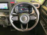 インテリアに合わせたデザインのステアリングは、運転される方のことも考え、運転しやすい形状、大きさです。是非一度、実際に触ってお確かめください。