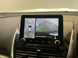 複数のカメラの映像をもとに、クルマを真上から見ているような映像をドライバーに提供し駐車をサポートする機能です。