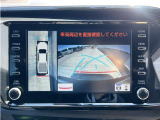 パノラミックビューモニター付きです。車両を上から見たような映像をディスプレイオーディオ画面に表示。運転席からの目視だけでは見にくい、車両周辺の状況をリアルタイムでしっかり確認できます。
