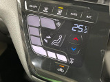 【オートエアコン】一度お好みの温度に設定すれば、車内の温度を検知し風量や温度を自動で調整。暑い&hellip;寒い&hellip;と何度もスイッチ操作をする必要はありません。快適な車内空間には必須の機能ですね♪