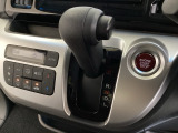 CVT車のセレクトレバーです。低速から高速まで、変速ショックのないスムーズな走りを実現するとともに、エンジン効率のよい領域を維持することで燃費にも貢献します。