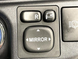 【電動格納ミラー】サイドミラーは電動格納式となっており、狭い駐車場でもキズがつくリスクを抑えられます。