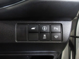 パーキングセンサーや横滑りを防ぐVSA等のスイッチ類は運転席の右側、手の届きやすい位置にあります。