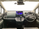 【前方視界】開放的な前方視界!運転がしやすく疲れにくいです♪窓が大きく、見通しがとっても良いおクルマですよ♪