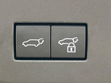 【パワーバックドア】スマートキーや運転席のボタンを押すだけでリアゲートが自動で開閉します!荷物を持っている時や、高い位置にあるバックドアを閉める際に便利な機能です♪