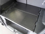 ◆荷室用ユーティリティーボード◆荷室を上下に分割して有効活用!反転させれば濡れたアイテムを載せられるワイパブル仕様に。