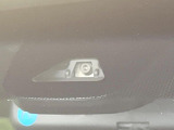【ホンダセンシング】走行中に前方の車両等を認識し、衝突しそうな時は警報とブレーキで衝突回避と被害軽減をアシスト。より安全にドライブをお楽しみいただけます。