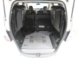 ◆サードシートは跳ね上げ式で、使用しない場合は荷室の拡大ができます。さらに広々なラゲッジスペースの出来上がりです!