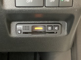 ハンドルの右下にETCがついています。高速道路の料金所の通過も楽々です!。 カードの取り出しもしやすい場所についています。