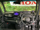 まぶしい日差しをやわらげる、青色のハーフシェイドフロントウィンドウがついています。また、プラズマクラスター技術搭載フルオートエアコンで快適です。