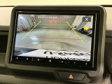 リバースギアに入れるだけで後方の表示へ切り替わります。夜間や雨の日の駐車も楽になりますよ。