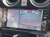 車を真上から見ているように、周囲の状況を把握しながら安心して駐車が行えるアラウンドビューモニター装備!
