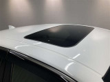 開放感たっぷりのサンルーフ付きです。車内が明るくなり、ドライブの気分も一段と高まります。