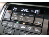 フルオートエアコンが装備されています!お好みの温度設定をするだけでエアコンの風量やモードの切り替えを自動でコントロールしてくれます!ユーザーの操作が少なく燃費走行にもつながります!