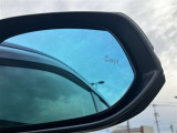 隣車線を走る車両をレーダーで検知し、ドアミラーでは確認しにくい後側方エリアに存在する車両に加え、急接近してくる車両も検知します。車両を検知するとドアミラーに搭載されたLEDインジケーターが点灯します。