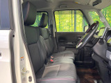 運転席まわりには十分なスペースがあり、大柄な方でもゆったり運転していただける環境です。