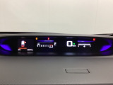 デジタル表示のスピードメーターとタコメーターを大きく配した見やすいメーター部になっています。左側のインフォメーション画面でオドメーターや燃費などの情報を確認できます。