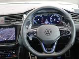 Volkswagen全車共通の上質な本革を使用した手触りのしっとりとしたステアリングです。唯一素肌が触れるハンドルは上位モデルと同じ握り心地になっております。