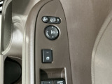 狭い駐車場で便利な電動格納ドアミラーが付いています。
