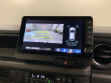 リバースギアに入れるだけで後方の表示へ切り替わります。夜間や雨の日の駐車も楽になりますよ。