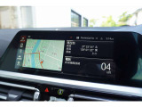 高精細ワイド・ディスプレイ: 視認性に優れた大型タッチパネルを採用。ナビゲーションだけでなく、エンターテインメント機能も鮮明に表示します。