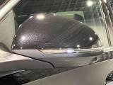 ウィンカー内蔵ドアミラーを開発したのは『メルセデス・ベンツ』です。他車からの視認性が高まり、事故の可能性を低減させています。更に、点灯部分はドライバーの視界に入らないように設計されています。