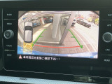 バックカメラにはガイドラインが表示され、安全な駐車をサポート。