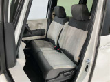 助手席側から見た車内の画像です。使い勝手の良い装備が整う上質な空間が広がっています。シートも快適で乗る人に安心感を与えます。
