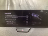 ハンドル操作をアシストすることにより車線からの逸脱回避を支援します。