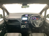 【前方視界】開放的な前方視界!運転がしやすく疲れにくいです♪窓が大きく、見通しがとっても良いおクルマですよ♪