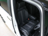 程よい硬さとホールド性が高いシートで長時間運転も快適です。