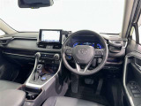 上質で落ち着いた印象のインパネ。視界も広々で運転しやすいです。