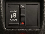 【片側パワースライドドア】片側がパワースライドドアになっており、運転席のスイッチやスマートキーでも開閉が可能です!開口部も広いので乗り降りも楽々♪
