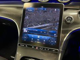 メルセデス・ベンツのボディ構造には衝撃吸収スペースをわざと確保することで万が一ぶつかった際の衝撃を瞬時に逃がします。さらにその中には頑丈なフレームがあり車内に危険物が侵入しない構造になっております。