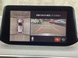 狭い場所での駐車やすれ違いなどでより的確な運転操作に役立つ360&deg;ビューモニターが装備されています。