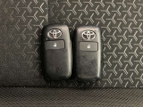 ドアの開閉時、両手が荷物で塞がっている時はキーレスでのカギの解除が大変ですよね。スマートキーはポケットやバッグに入れておけば、ノブに触れただけでロックの解除が可能です。とても便利な機能です。