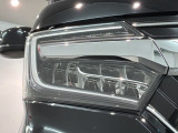 LEDヘッドライトは、点灯の瞬間から最大光量を発揮し、突然暗くなるトンネルなどでの安定感を高めます。