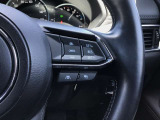 上質さを感じる本革巻きステアリングです。オーディオコントロール/クルーズコントロール等のスイッチが装備されています。お手元で簡単に操作できます☆
