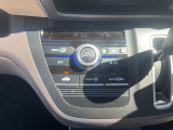【オートエアコン】一度お好みの温度に設定すれば、車内の温度を検知し風量や温度を自動で調整。暑い&hellip;寒い&hellip;と何度もスイッチ操作をする必要はありません。快適な車内空間には必須の機能ですね♪