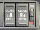 【両側パワースライドドア】スマートキーや運転席のスイッチで後席両側スライドドアの開閉が可能♪電動だから力を入れてドアを開ける必要が無く、小さなお子様でも簡単に開け閉めでき快適です♪