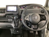 【ハンドル】運転にかかわる様々な操作を安全に行えるように視点移動が少なく操作性に配慮されたスイッチ類が凝縮されたコックピットです。