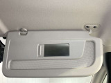 【運転席サンバイザー】鏡が付いているのでメイク直しなどにも便利★