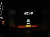 パーキングセンサーシステムは走行中に障害物が迫ると音と表示でお知らせ、低速走行時時の安心感を高めます