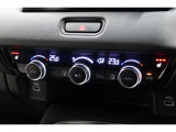 運転席と助手席の温度設定の変更が可能な左右独立タイプのデュアルエアコンです♪♪♪暑がりな人・寒がりな人も誰もが車内を快適にお過ごしいただけます♪♪♪